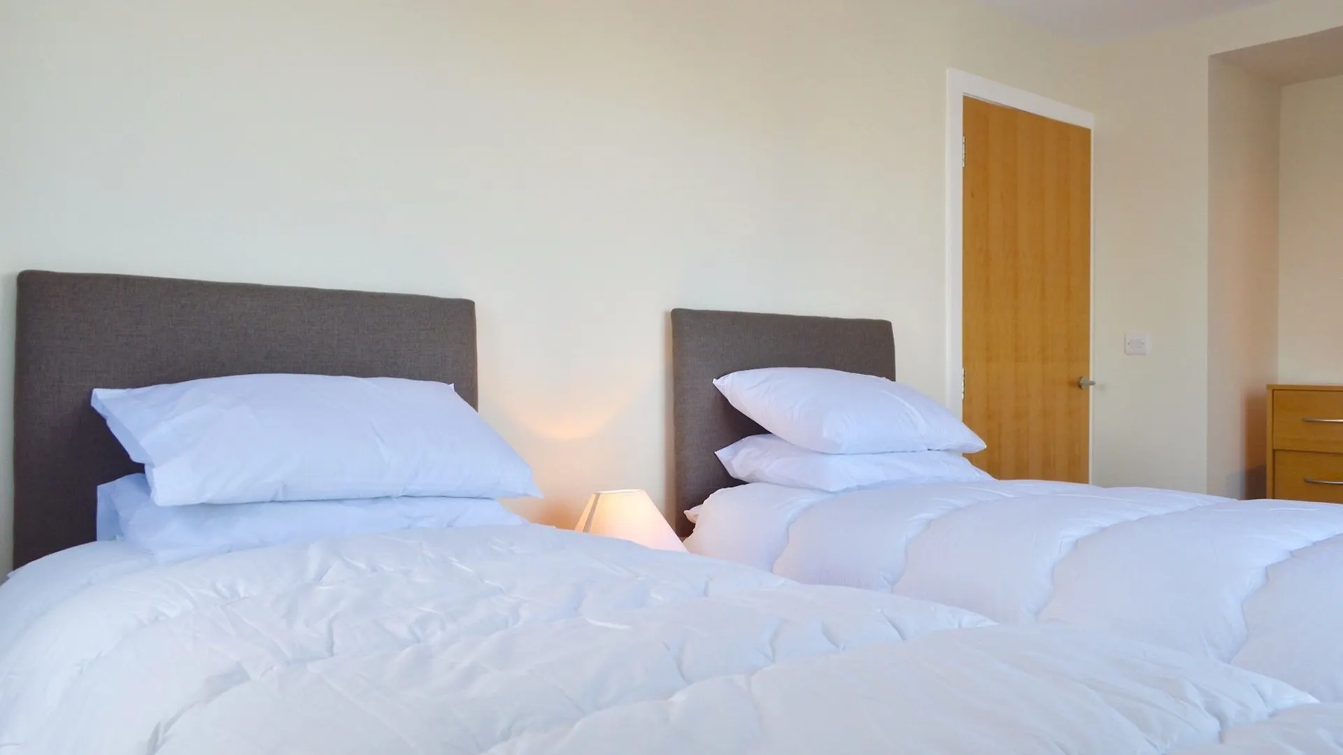 3 Bedroom Canal-Side Apartment Sleeps 6 에든버러 0*,  영국