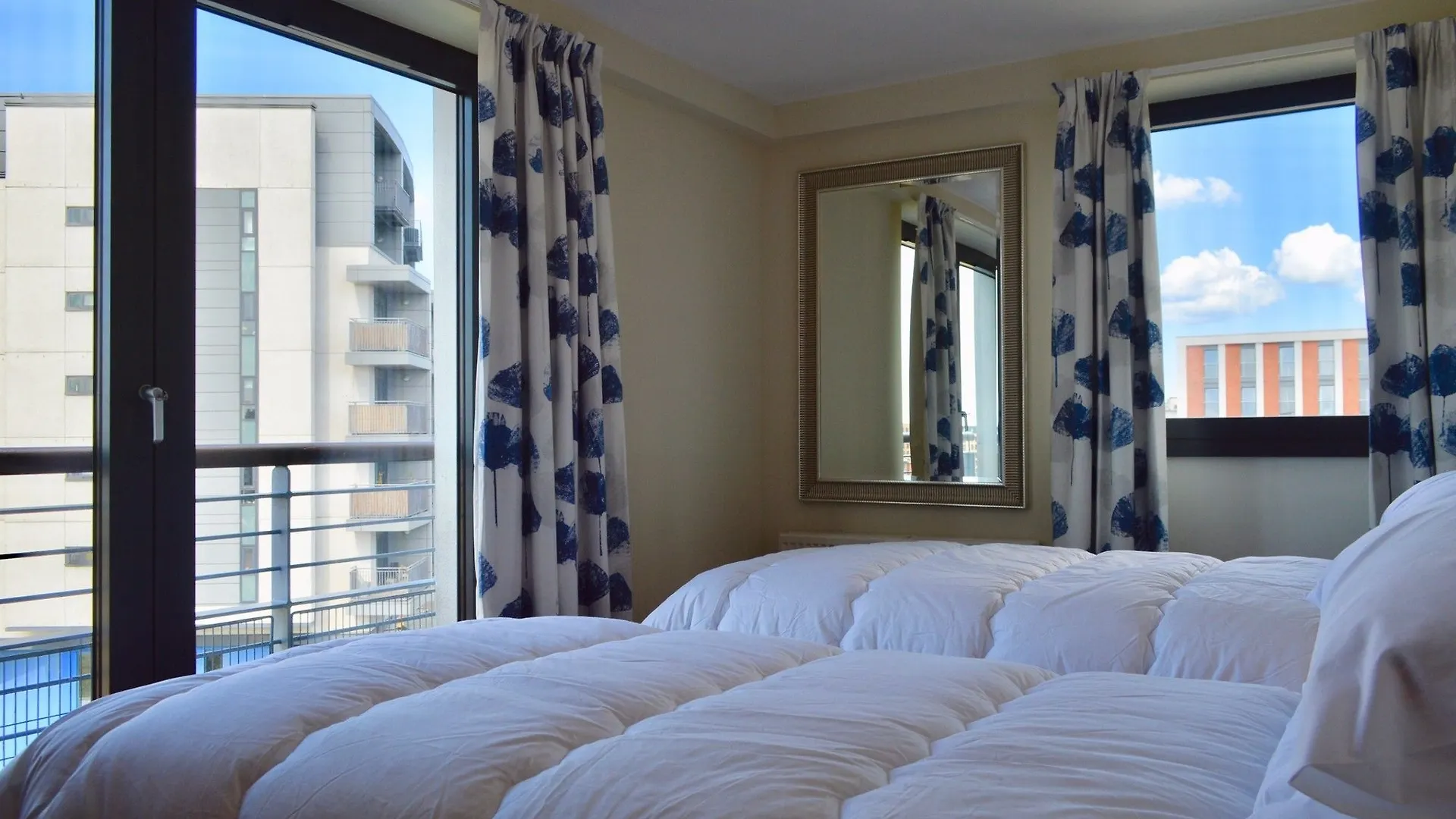 3 Bedroom Canal-Side Apartment Sleeps 6 에든버러